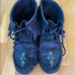 Manitobah Mukluks Black Leather Ankle Moccasins 10